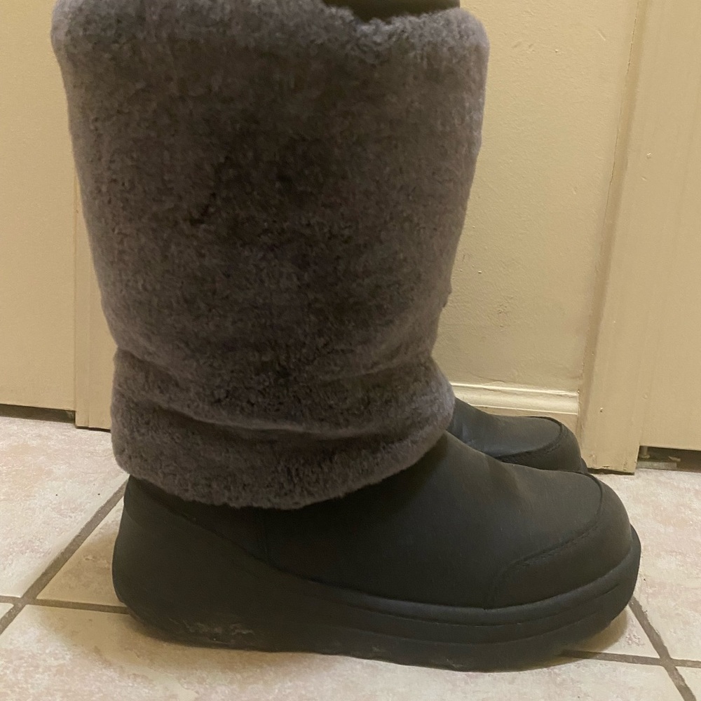 Ugg Heavy Duty Snow Winter Boots - women’s - Black - Size 9